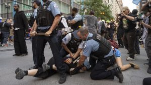 PROTESTA CONTRA EL ICE DEJA 21 DETENIDOS Y CUATRO POLICIAS HERIDOS CERCA DE CHICAGO