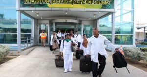 CUBA RETIRA A SUS MEDICOS DE JAMAICA TRAS EL FIN DEL ACUERDO DE COOPERACION 