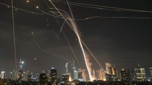 LAS GRIETAS DE LA CUPULA DE HIERRO: IRAN EXPONE LOS LIMITES DEL ESCUDO ISRAELI 