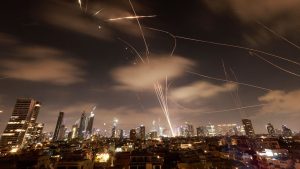 ISRAEL INTENSIFICA ATAQUES EN TEHERAN; INTERNET COLAPSA EN IRAN 