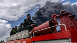 CONTROLAN INCENDIO EN REFINERIA DE PETROLEO DE LA HABANA 