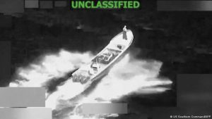 EE.UU. ATACA LANCHA EN EL PACIFICO Y MATA A TRES PERSONAS 