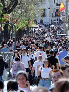 ESPAÑA IMPULSA REGULARIZACION MASIVA DE INMIGRANTES Y ABRE DEBATE EN EUROPA  