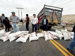 PRODUCTORES DE ARROZ BLOQUEAN LA PANAMERICANA NORTE   