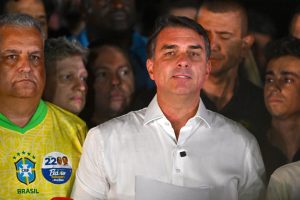 FLÁVIO BOLSONARO SE PROCLAMA «VERDADERO PRESIDENTE ELECTO DE BRASIL» Y DENUNCIA SUPUESTO FRAUDE ELECTORAL
