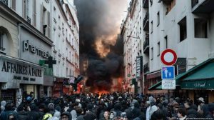 FRANCIA DECRETA TOQUES DE QUEDA EN PARÍS Y OTRAS CIUDADES